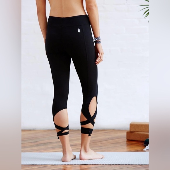 FREE PEOPLE | FP MOVEMENT TURNOUT CROP LACE UP BLACK LEGGINGS SMALL - Picture 1 of 9